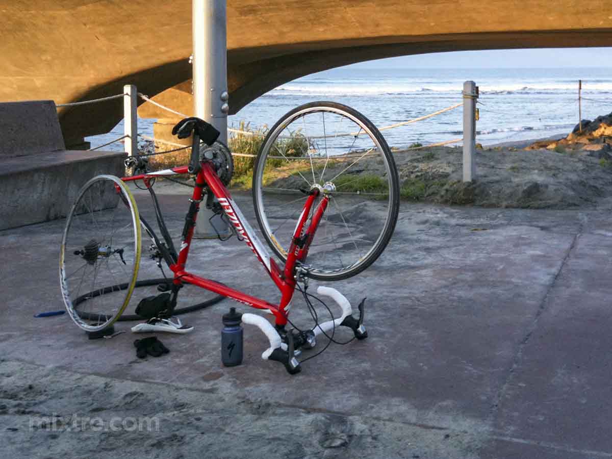 Changing a flat tire on my 2007 Specialized Allez