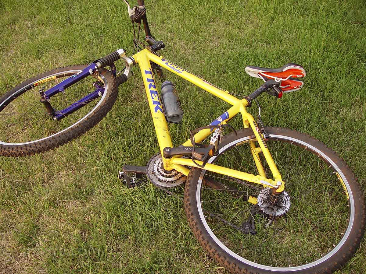 2000 Yellow Trek 7000 laying on the grass