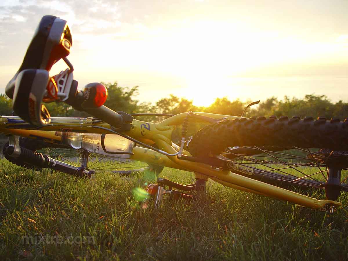 2000 Yellow Trek 7000 on the grass in Michigan at sunset