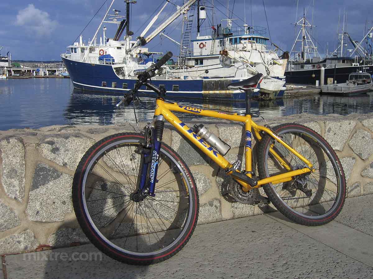 2000 Yellow Trek 7000 at the Embarcadero San Diego