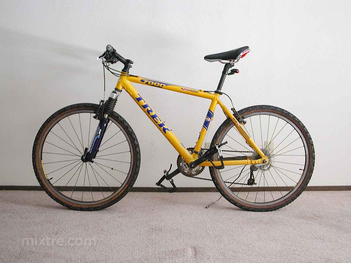 2000 Yellow Trek 7000 side view